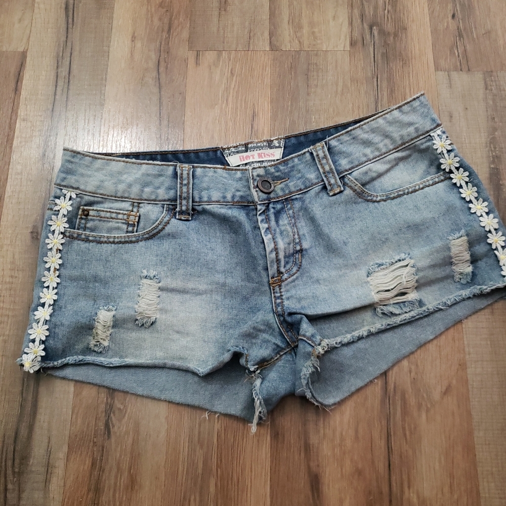 Hot kiss Cici Shorts Distressed daisy embroidered sz 9 Boho